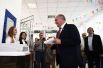 Председатель ЦК КПРФ Геннадий Зюганов голосует на выборах в Московскую городскую Думу на избирательном участке No142.