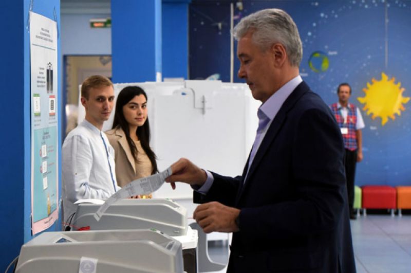 Мэр Москвы Сергей Собянин голосует на выборах в Московскую городскую Думу на избирательном участке № 90.