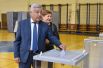 Глава татарстанского парламента Фарид Мухаметшин с супругой голосовали на избирательном участке. 