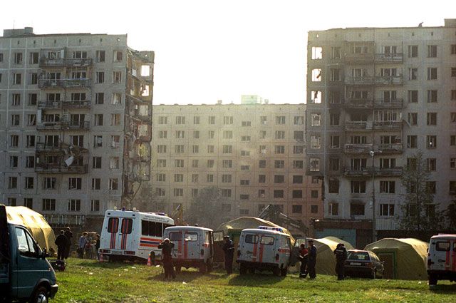 Спасатели и техника расчищают завалы на месте взрыва жилого дома на улице Гурьянова.