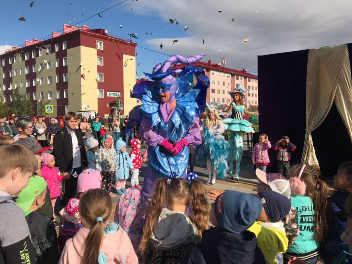 В День города ходулисты и акробаты наполнили Салехард яркими красками и создадали атмосферу венецианского карнавала.