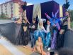 В День города ходулисты и акробаты наполнили Салехард яркими красками и создадали атмосферу венецианского карнавала.