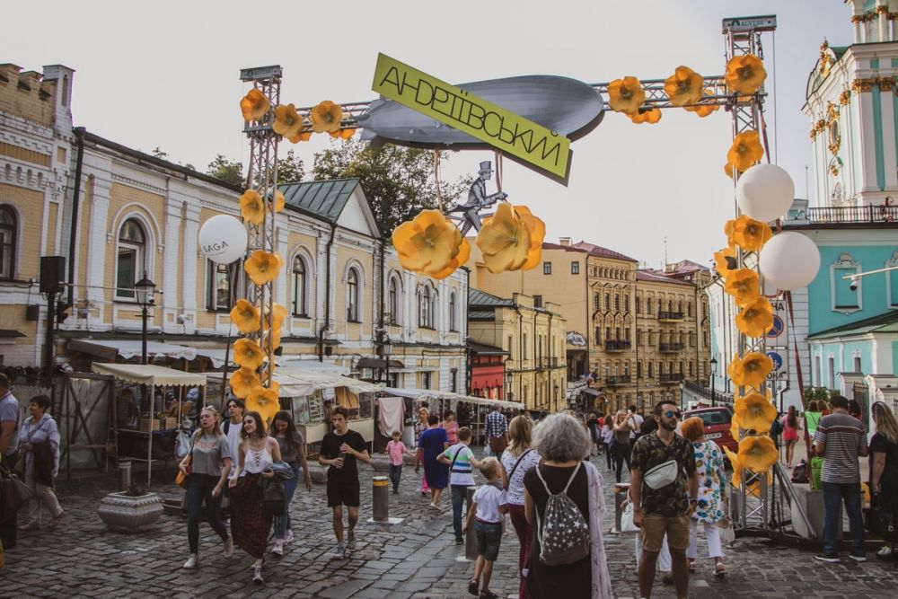 Андреевский спуск недаром называют украинским Монмартром - столько на этой улице содержится исторических памяток и памятников, театров и значимых для истории Киева и Украины мест.
