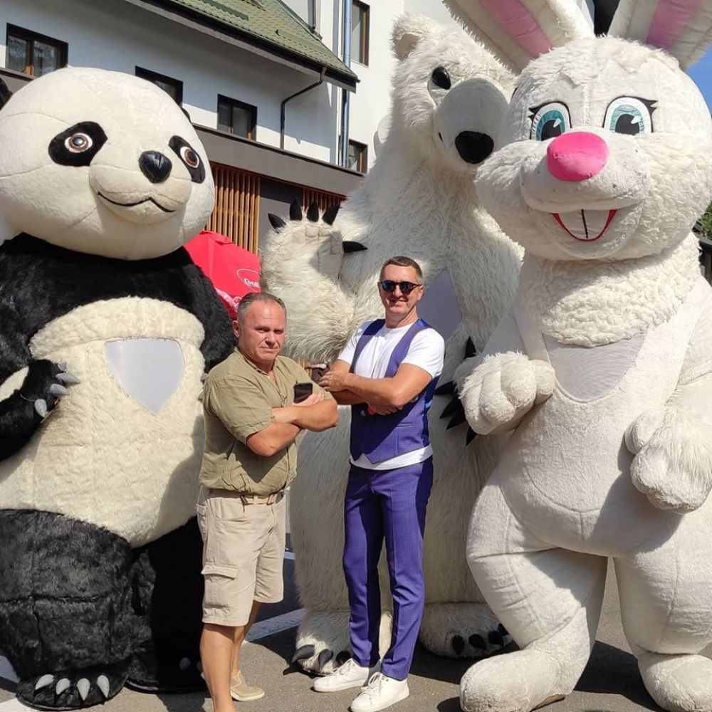 А еще под Киевом прошел уже традиционный ПапаFest, где одним из гостей был шоумэн и отец двух дочек Дядя Жора. Папа-слет представлял собой тусовку пап и их детей, а также мастер-классы от психологов, тренинги и выставки.