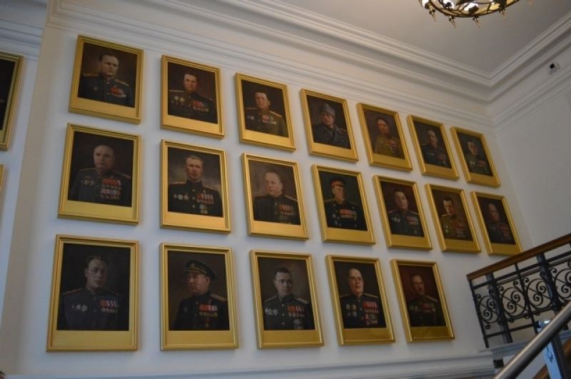 На стенах вдоль лестницы появились портреты военачальников, сражавшихся на Ленинградском фронте. 