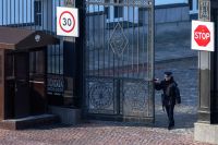 Сотрудник ФСО закрывает ворота на территории московского Кремля.
