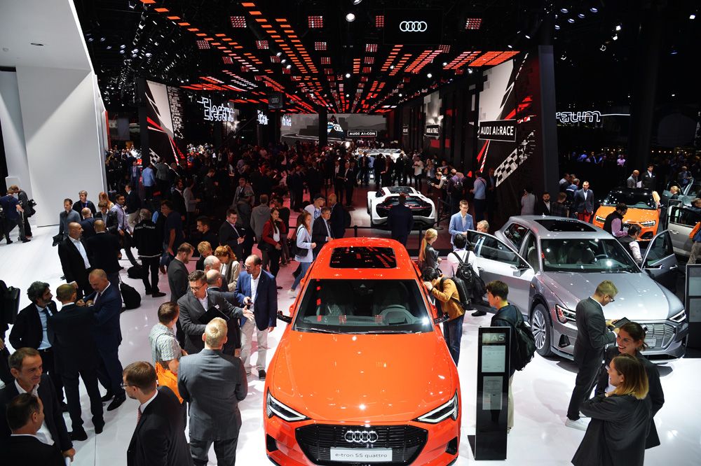 Посетители у автомобиля Audi Е-tron 55 quattro.