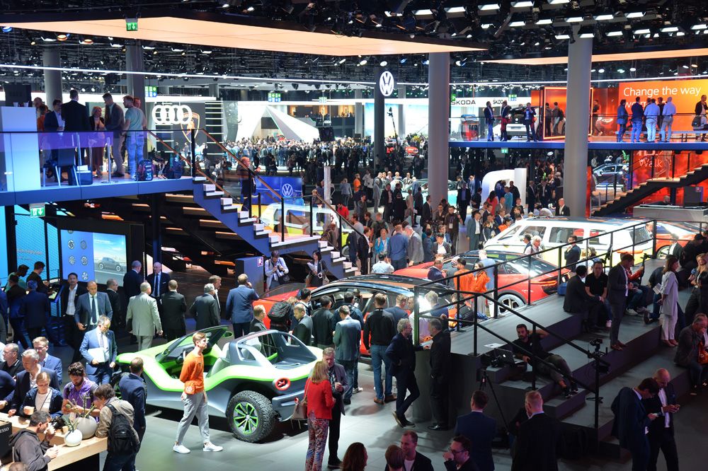 Посетители у автомобилей Volkswagen.