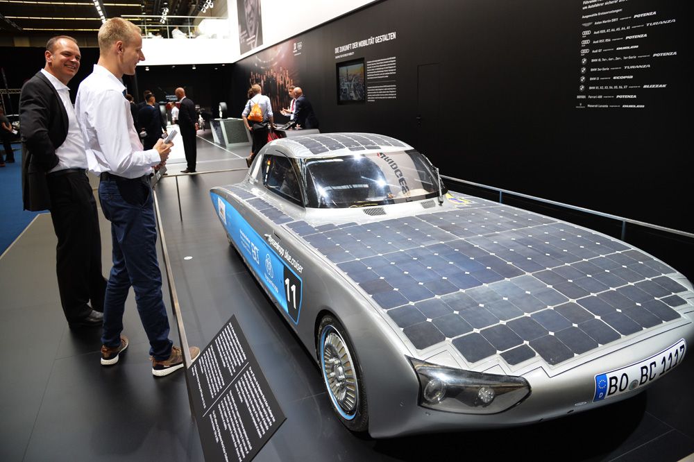 Посетители у автомобиля Thyssenkrupp blue.cruiser.