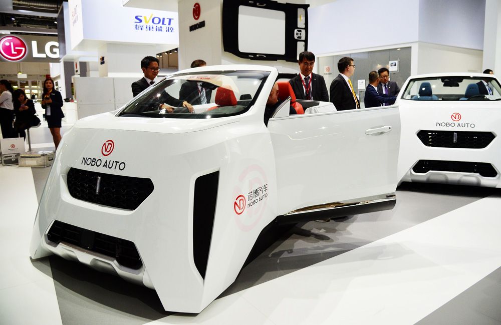 Посетители у автомобиля Nobo Auto.