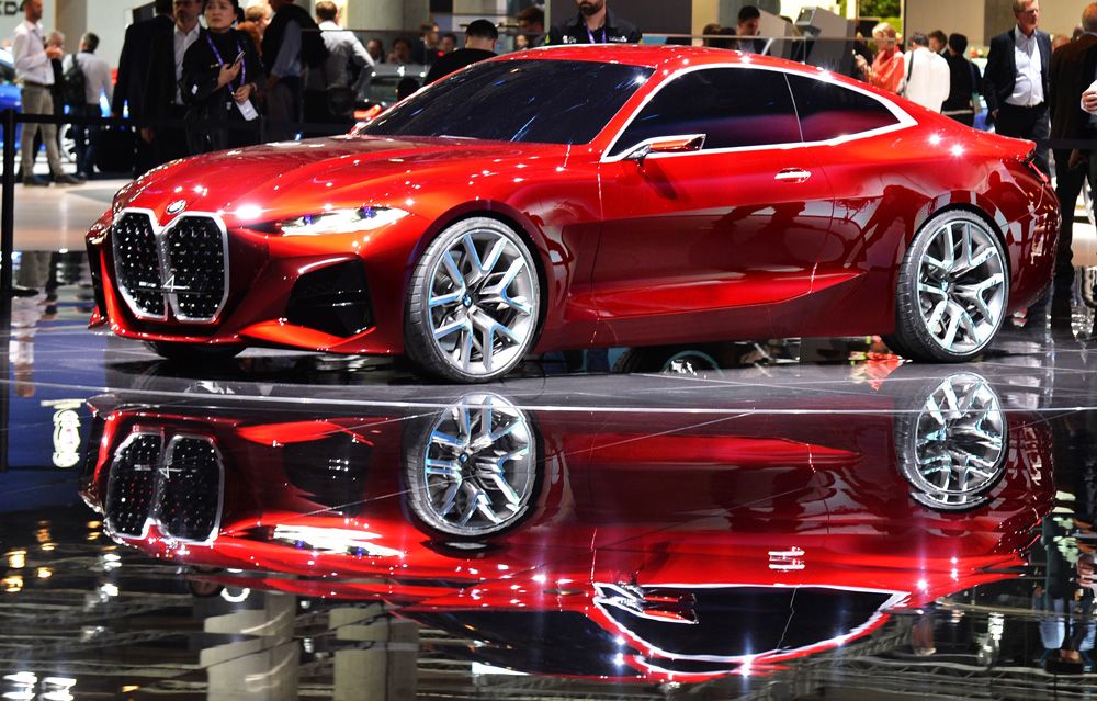 Посетители у автомобиля BMW Concept 4.