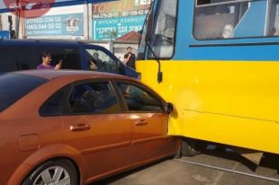 В Киеве трамвай переехал автомобиль