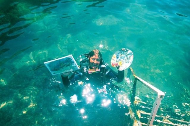 Наталья Струкова рисует под водой уже около 10 лет, а погружениями с аквалангом занимается четверть века.