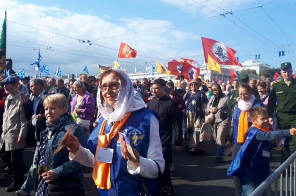 Горожане с удовольствием приняли участие в молитвенном шествии.