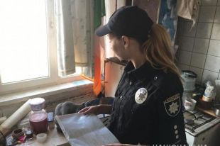 В Киеве полиция забрала двухлетнюю девочку от родителей - алкоголиков