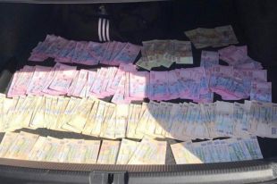 В Киеве задержали на получении взятки чиновника и адвоката