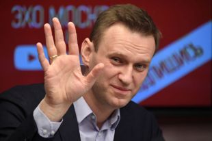 Алексей Навальный во время интервью в эфире радиостанции «Эхо Москвы».