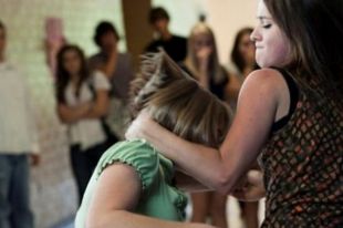 Под Харьковом 16-летняя девушка избила 13-летнюю и сняла все на камеру