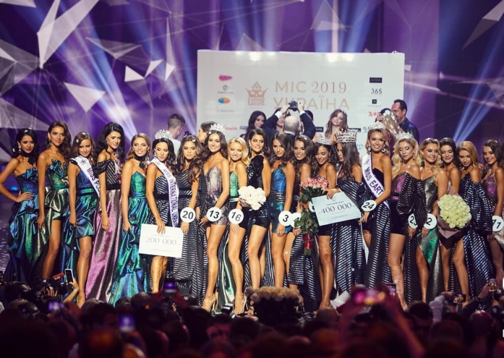 Финал конкурса отметился пышным концертом. В перерывах между финальными выходами финалисток, выступали звезды украинского шоу-бизнеса.
