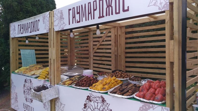 Ну и напоследок о вкусненьком! На ВДНГ прошел KARTULI FEST 2019 - фестиваль грузинской еды и вина, о котором вы узнаете за километр - по запаху. На фестивале гостям были доступны любые лакомства и самые вкусные блюда грузинской кухни, вина и напитки.