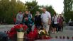 С 5 часов утра к памятному знаку в квартале В-У приходят горожане, чтобы  почтить память жертв теракта.