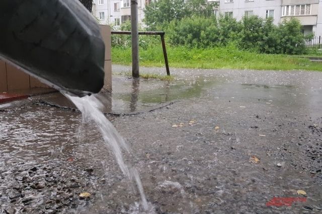 Сильный ливень затопил пешеходные и транспортные дороги Новосибирска, привел к отключению света в частном секторе разных районов города и остановкам общественного электротранспорта.