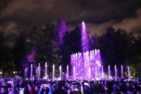 Несмотря на дождливую погоду, торжественное событие привело в парк сотни людей, которые с нетерпением ждали открытия.