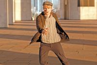 «Живя в Москве и снимаясь в других городах, я понял, что у нашей столицы другой ритм», – говорит известный актёр Макар Запорожский. На фото – Макар на съёмках фильма «Незнакомка».