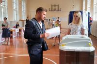 Четырёхкратный олимпийский чемпион Алексей Немов проголосовал на выборах в Мосгордуму на избирательном участке на западе столицы.