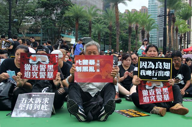 Участники акции протеста в Гонконге.