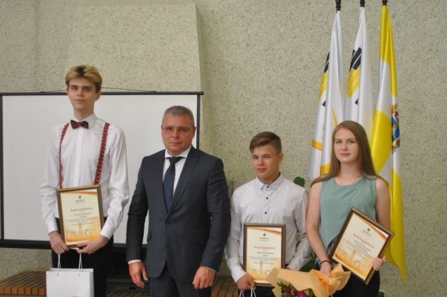 Игорь Тавлуй наградил лучших учеников "Роснефть-классов".