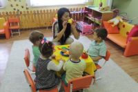 По полдня с детьми общаются на английском языке.