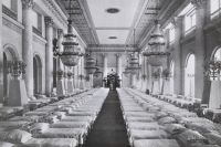 Госпитальная палата в Николаевском зале Зимнего дворца. Октябрь 1915 г. Фото И. Оцупа.