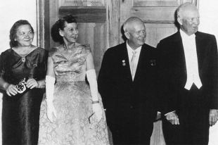 Нина Хрущева, Мейми Эйзенхауэр, Никита Хрущев и Дуайт Эйзенхауэр на государственном ужине в Белом доме 27 сентября 1959 года.