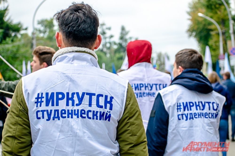 Футболки и жилетки с символикой своих учебных заведений первокурсники надевали поверх тёплых кофт и курток