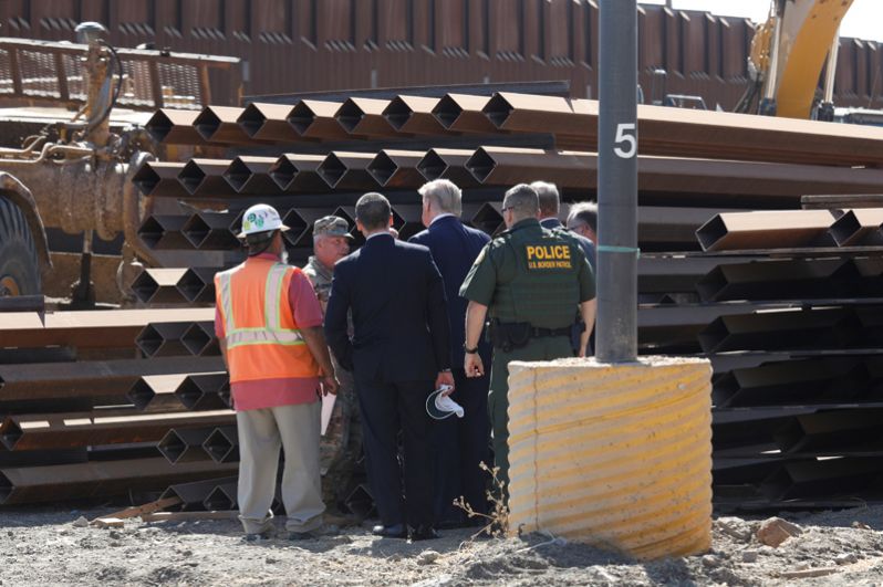 Дональд Трамп во время посещения стены на границе США и Мексики.