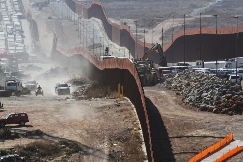 Стену на границе с Мексикой при Трампе Соединенные Штаты начали строить в 2018 году. 