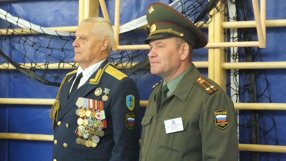 За школьниками наблюдал легендарный генерал Качанов.