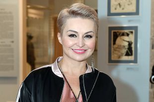 Катя Лель на открытии выставки картин художника Никаса Сафронова