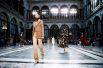 Модели на показе Виктории Бекхэм на Лондонской неделе моды.
