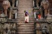 Женщина убирается в храме в Бхактапуре, Непал.
