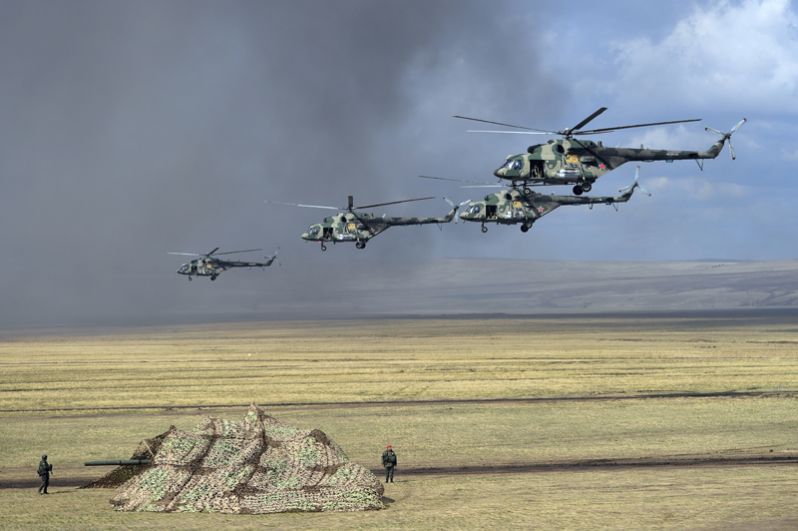 Вертолеты Ми-8 во время основного этапа учений «Центр-2019».