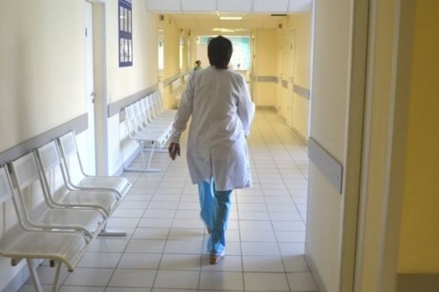 В реанимации тюменской больницы родственники погибшего сломали дверь