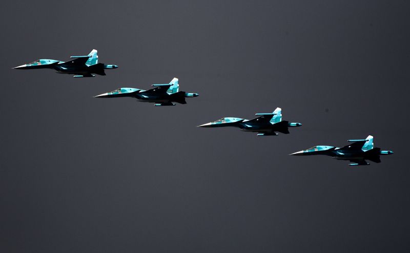 Бомбардировщики Су-34 во время основного этапа учений «Центр-2019».