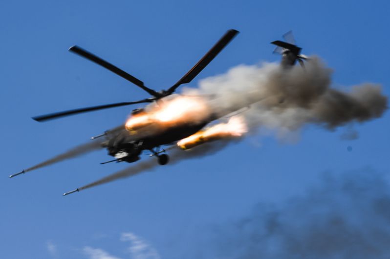 Вертолет Ми-8 во время основного этапа учений «Центр-2019».
