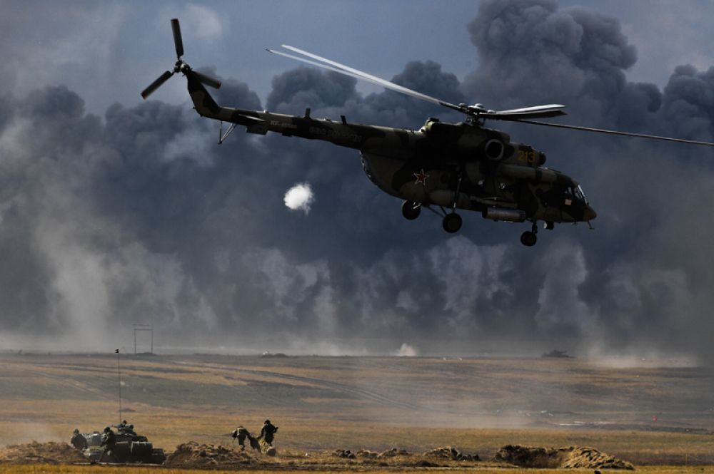 Вертолет Ми-8 во время основного этапа учений «Центр-2019».