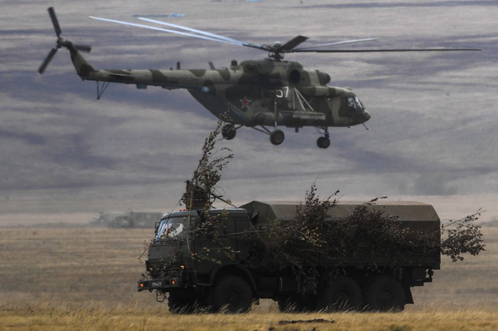 Вертолет Ми-8 во время основного этапа учений «Центр-2019».
