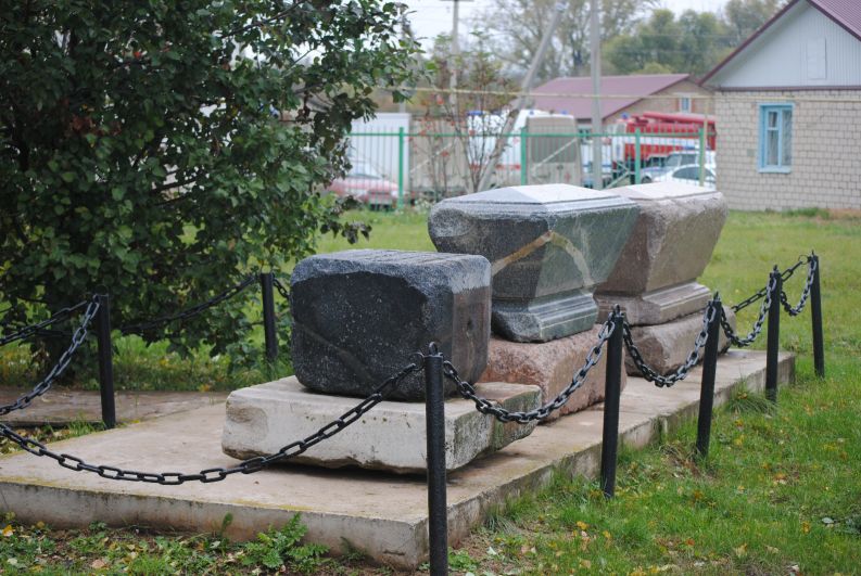 Надгробья долгое время лежали за околицей села, сейчас их вернули на место семейного склепа семьи Аксаковых.