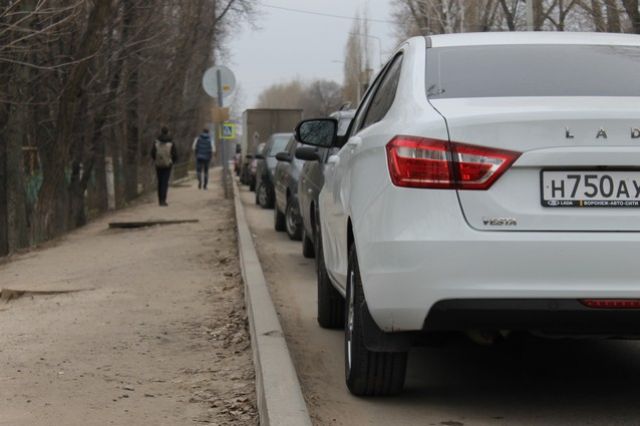 Машины стоят от перекрестка с улицей Гаранькина в сторону 23 микрорайона.