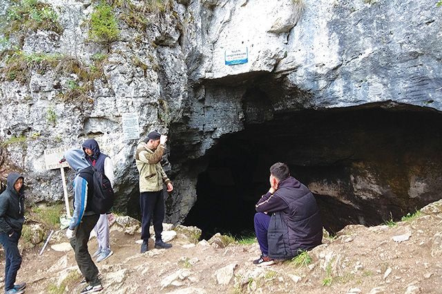 Команда экологов РГО очищает Киндерлинскую пещеру от мусора.